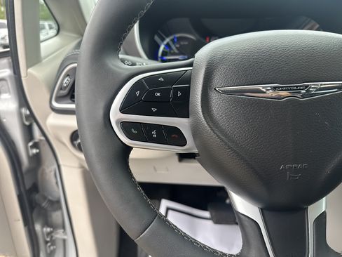 Used 2024 Chrysler Pacifica Limited FWD image 19