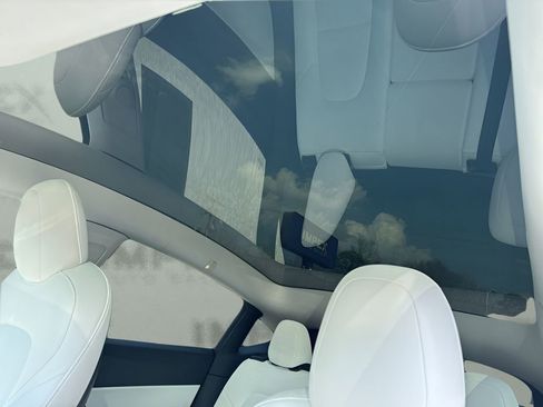 Used 2021 Tesla Model Y Long Range image 11