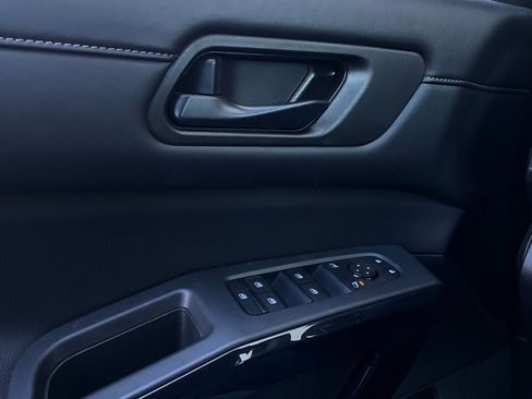 Used 2024 Nissan Pathfinder SV image 21