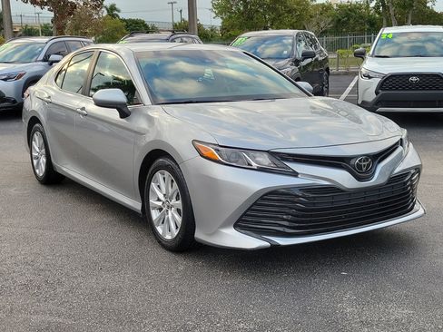 Used 2018 Toyota Camry SE image 3