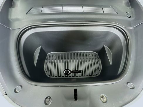 Used 2022 Tesla Model Y Long Range AWD/4WD image 32