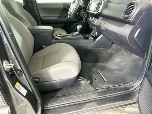 Used 2018 Toyota Tacoma SR image 13