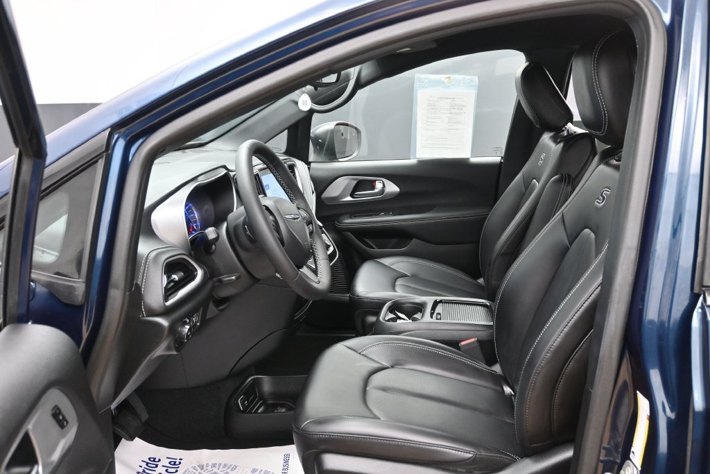 Used 2023 Chrysler Pacifica Touring-L w/ S Appearance Package FWD image 11