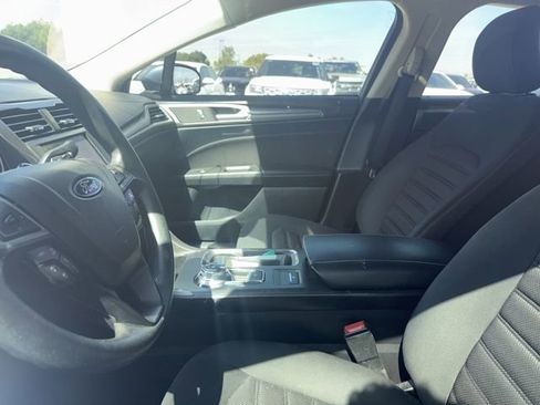 Used 2019 Ford Fusion SE image 6