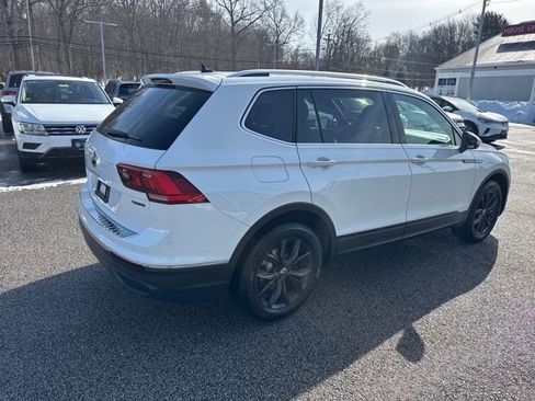 Certified 2024 Volkswagen Tiguan SE w/ Panoramic Sunroof Package image 9