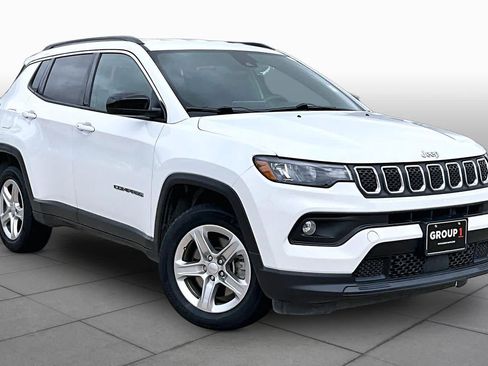 Used 2023 Jeep Compass Latitude AWD/4WD image 2
