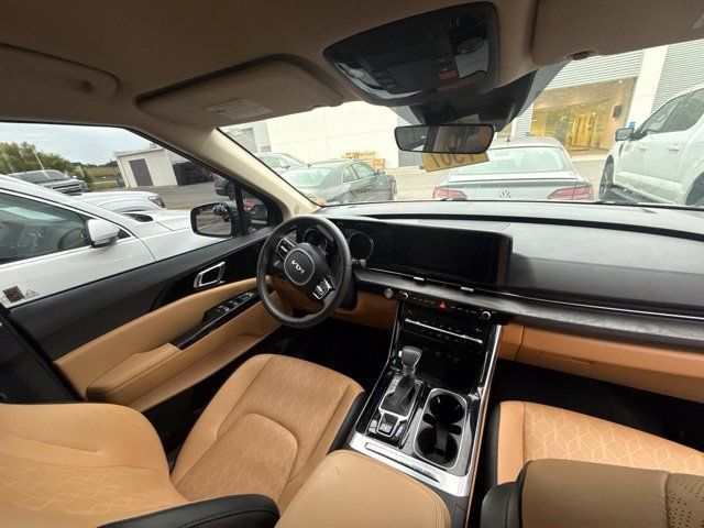 Used 2024 Kia Carnival EX FWD image 12