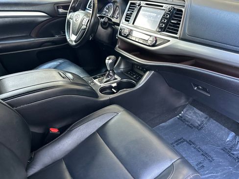 Used 2017 Toyota Highlander XLE AWD/4WD image 19