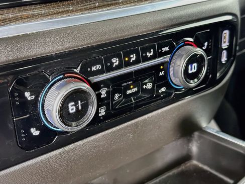 Used 2022 Chevrolet Silverado 1500 LT AWD/4WD image 16