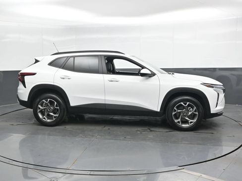 Used 2025 Chevrolet Trax LT w/ LT Convenience Package FWD image 5