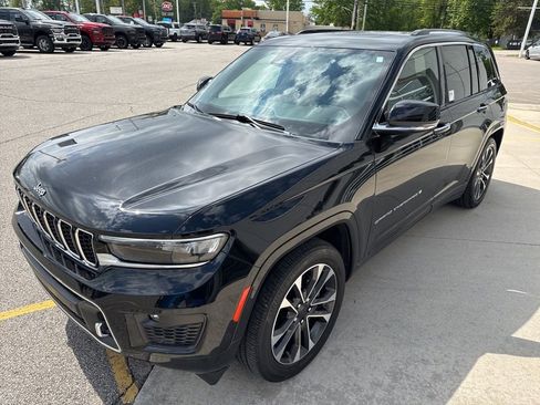 Used 2023 Jeep Grand Cherokee Overland w/ Luxury Tech Group IV AWD/4WD image 9