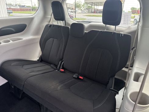 Used 2023 Chrysler Voyager LX image 8