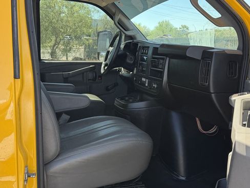 Used 2017 GMC Savana 3500 Extended RWD image 9