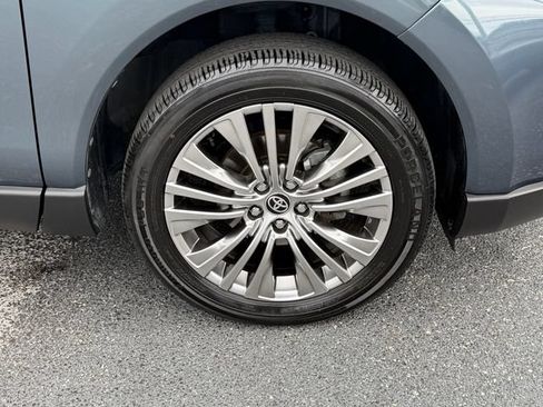 Used 2023 Toyota Venza Limited AWD/4WD image 9