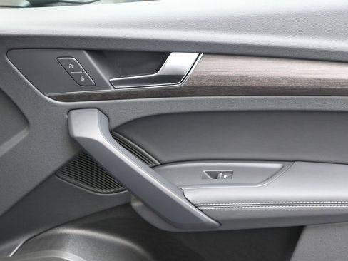 Used 2025 Audi Q5 2.0T Premium Plus w/ Premium Plus Package image 11