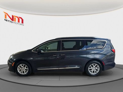 Used 2020 Chrysler Pacifica Touring-L w/ Advanced Safetytec Group image 2