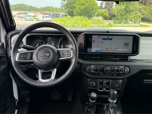 Used 2024 Jeep Wrangler Unlimited Sahara AWD/4WD image 15