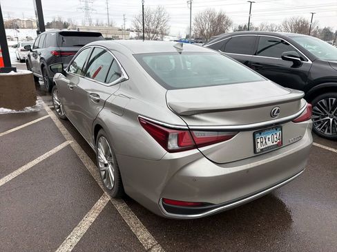 Used 2020 Lexus ES 300h w/ Luxury Package image 13
