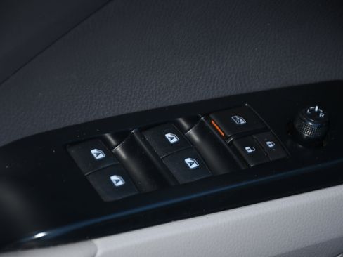 Used 2018 Toyota Camry SE image 10