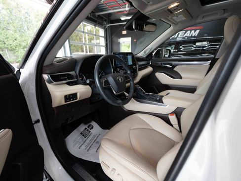 Used 2020 Toyota Highlander Limited AWD/4WD image 8