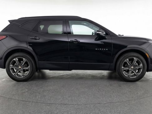 Used 2025 Chevrolet Blazer LT FWD image 11