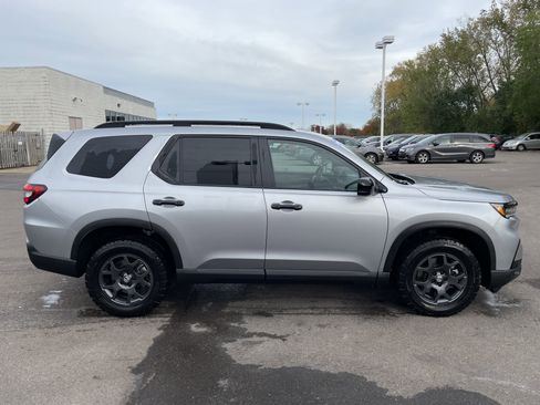 Certified 2025 Honda Pilot TrailSport image 19