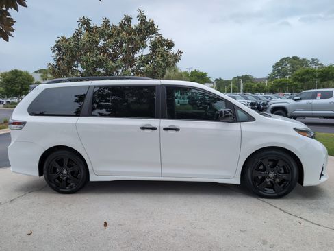 Certified 2020 Toyota Sienna SE w/ Nightshade Edition FWD image 11