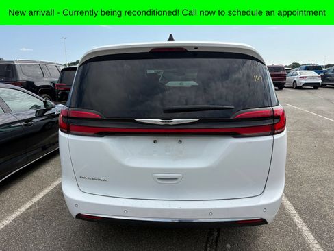 Used 2024 Chrysler Pacifica Touring-L FWD image 5
