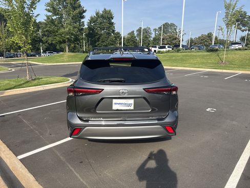 Used 2023 Toyota Highlander Platinum FWD image 9