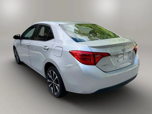 Used 2018 Toyota Corolla SE FWD image 2