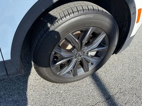 Used 2022 Volkswagen Tiguan SE image 9