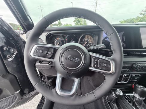 Used 2026 Jeep Wrangler Unlimited Sahara AWD/4WD image 14