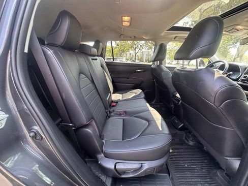 Used 2023 Toyota Highlander XLE FWD image 30
