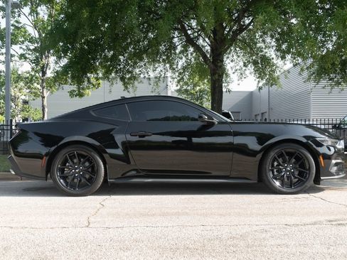 Used 2025 Ford Mustang Coupe RWD image 4