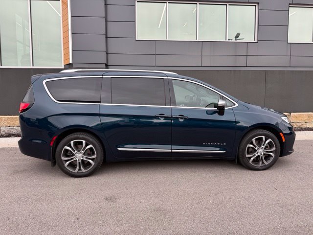 Used 2025 Chrysler Pacifica Pinnacle AWD/4WD image 2