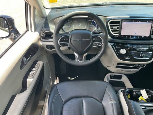 Used 2024 Chrysler Pacifica Limited FWD image 2