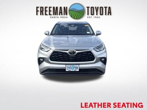 Used 2023 Toyota Highlander XLE FWD image 3