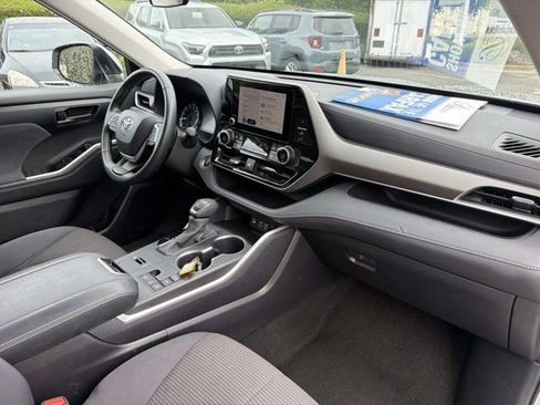 Certified 2025 Toyota Highlander LE FWD image 18