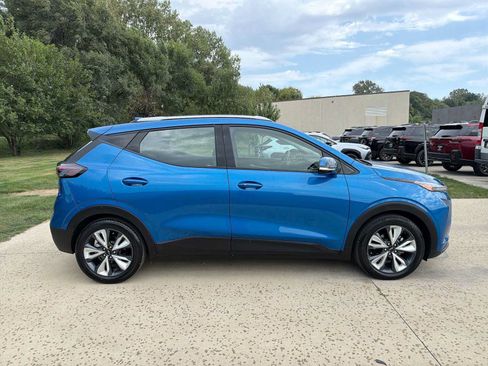 Used 2023 Chevrolet Bolt EUV LT w/ Convenience Package FWD image 7