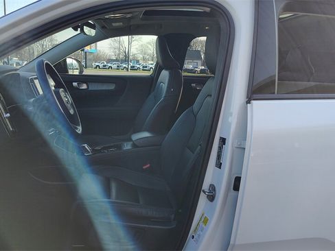 Certified 2025 Volvo XC40 B5 Plus image 7