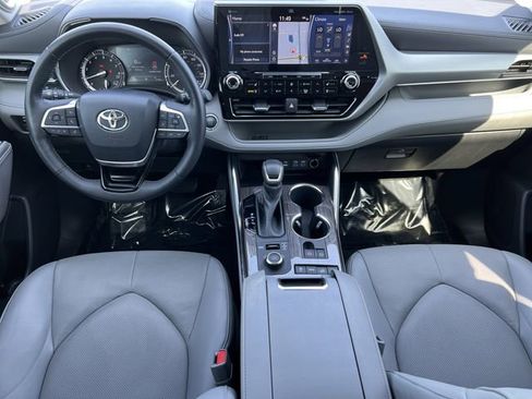 Used 2022 Toyota Highlander Platinum image 11