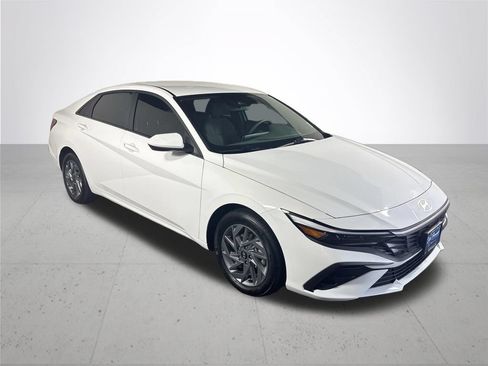 Used 2025 Hyundai Elantra Hybrid FWD image 4