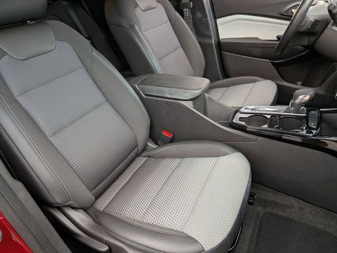 Used 2025 Chevrolet Trax LT w/ LT Convenience Package FWD image 29