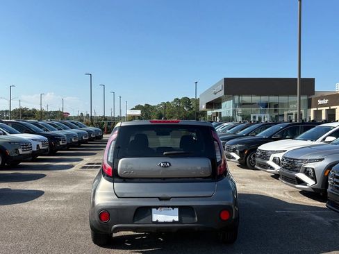 Used 2018 Kia Soul FWD image 4