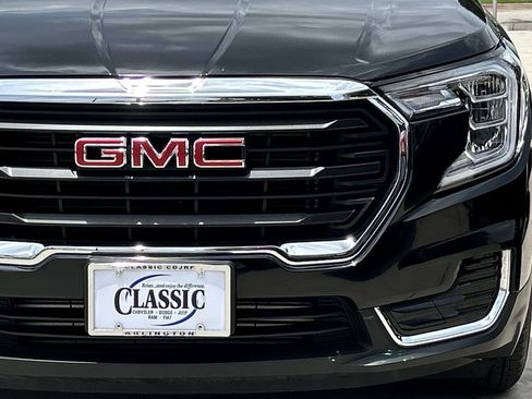 Used 2024 GMC Terrain SLE w/ Driver Convenience Package FWD image 9