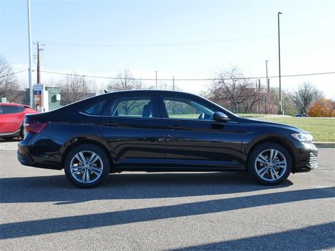 Certified 2024 Volkswagen Jetta SE image 8