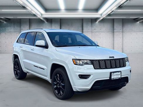 Used 2022 Jeep Grand Cherokee Laredo X AWD/4WD image 3
