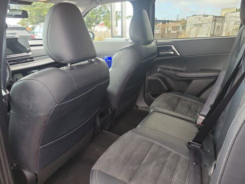 Used 2024 Mitsubishi Outlander SE image 14