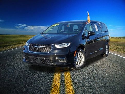 Certified 2024 Chrysler Pacifica Touring-L FWD image 33