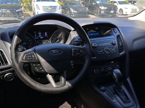 Used 2018 Ford Focus SE FWD image 2